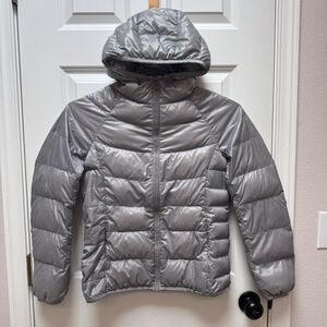 Uniqlo Ultra Light Down Puffer Jacket Womens Medium Grey Hooded EUC Cabin Winter